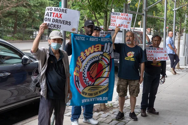 州知事Hochulは第一国会議の価格が前進すると発表した 2023年6月27日 ニューヨーク ニューヨーク ニューヨークタクシー労働者は 州知事ホールの間に外で抗議します — ストック写真