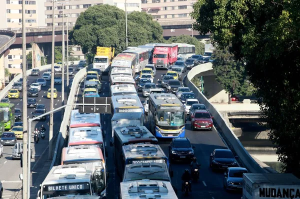 巴西里约热内卢 2023年6月27日 本周二上午 里约热内卢市中心的Avenida Presidente Vargas和Avenida Rio Branco交通繁忙 交通繁忙 — 图库照片