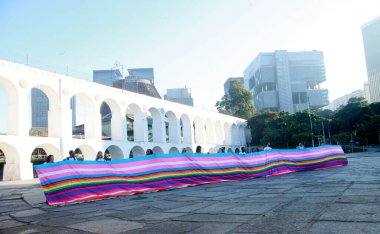 Rio de Janeiro (RJ), Brzil 06 / 28 / 2023 - 28 Haziran Çarşamba, LGBTQIAPN + Onur Günü kutlanıyor. Arcos da Lapa 'da, toplumun renklerine sahip 20 metrelik bir pankart genişletildi.
