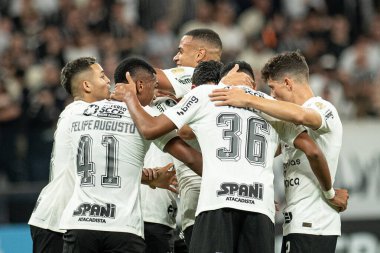 Sao Paulo (SP), Brezilya 06 / 28 / 2023 - Mateus Araujo, Corinthians ve Liverpool (URU) arasında oynanan ve Conmebol Libertadores 2023 'ün grup aşamasının 6. turu için geçerli olan maçta takım arkadaşlarıyla golünü kutluyor