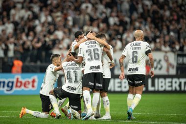 Sao Paulo (SP), Brezilya 06 / 28 / 2023 - Mateus Araujo, Corinthians ve Liverpool (URU) arasında oynanan ve Conmebol Libertadores 2023 'ün grup aşamasının 6. turu için geçerli olan maçta takım arkadaşlarıyla golünü kutluyor