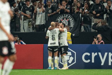 Sao Paulo (SP), Brezilya 06 / 28 / 2023 - Felipe Augusto, Corinthians ve Liverpool (URU) arasında oynanan ve Conmebol Libertadores 2023 'ün grup aşamasının 6. turu için geçerli olan maçta takım arkadaşlarıyla golünü kutluyor