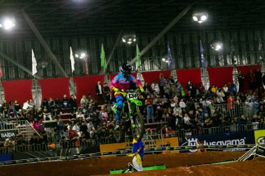 Sao Paulo (SP), Brezilya - 06 / 30 / 2023 - ARENA CROSS / MOTOCROSS / ESPORTE / SP - Bu Cuma (30), Sao Paulo 'nun kuzeyindeki Anhembi Pavyonu' nda düzenlenen Arena Cross PRO 2023 süper finalinin görüntüsü. Portekizli Paulo Alberto # 211 sahneyi kazandı.