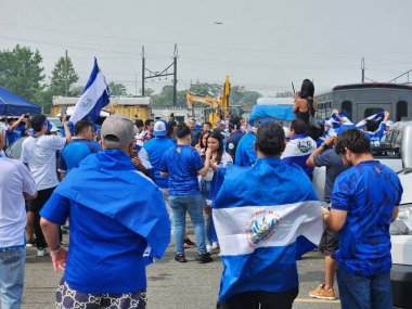 (SPO) Concacaf Gold Cup: El Salvador ve Kosta Rika arasında futbol maçı. 30 Haziran 2023, Harison, New Jersey, ABD: El Salvador ve Kosta Rika arasındaki futbol maçı öncesi El Salvador taraftarları Concacaf Gold Cup 'ın ikinci turu için geçerli