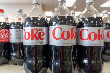 (Yapay Tatlandırıcı Aspartam Olası Kanserojen. 30 Haziran 2023, New York, New York, ABD: 30 Haziran 2023 'te New York' ta bir perakende satışta bulunan diyet kola karbonatlı diyet içecekleri. Dünya Sağlık Örgütü altında (WHO)