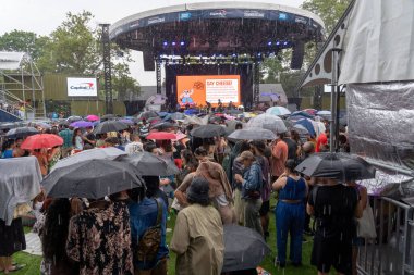 (Hayranlar Central Park 'ta Marisa Monte' yi dinliyor. 2 Temmuz 2023, New York, New York, ABD: Marisa Monte, Brezilya Yaz Festivali 'nin açılış gecesinde Central Park' taki SummerStage 'da 2 Temmuz 2023' te sahne aldı..  