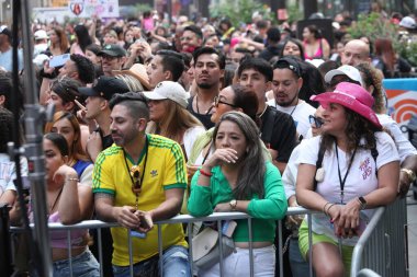 (Karol G, Today Show 'da canlı performans sergiliyor. 30 Haziran 2023, New York, ABD: Karol G, New York 'taki Rockefeller Plaza' da, meydanı ve çevresindeki tüm caddeleri dolduran birçok taraftarın katılımıyla, Cuma günkü gösteride Live performansını sergiliyor. 