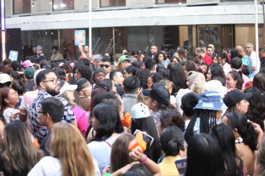 (Karol G, Today Show 'da canlı performans sergiliyor. 30 Haziran 2023, New York, ABD: Karol G, New York 'taki Rockefeller Plaza' da, meydanı ve çevresindeki tüm caddeleri dolduran birçok taraftarın katılımıyla, Cuma günkü gösteride Live performansını sergiliyor. 