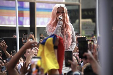 (Karol G, Today Show 'da canlı performans sergiliyor. 30 Haziran 2023, New York, ABD: Karol G, New York 'taki Rockefeller Plaza' da, meydanı ve çevresindeki tüm caddeleri dolduran birçok taraftarın katılımıyla, Cuma günkü gösteride Live performansını sergiliyor. 