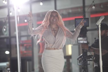 (Karol G, Today Show 'da canlı performans sergiliyor. 30 Haziran 2023, New York, ABD: Karol G, New York 'taki Rockefeller Plaza' da, meydanı ve çevresindeki tüm caddeleri dolduran birçok taraftarın katılımıyla, Cuma günkü gösteride Live performansını sergiliyor. 