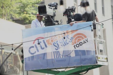 (Karol G, Today Show 'da canlı performans sergiliyor. 30 Haziran 2023, New York, ABD: Karol G, New York 'taki Rockefeller Plaza' da, meydanı ve çevresindeki tüm caddeleri dolduran birçok taraftarın katılımıyla, Cuma günkü gösteride Live performansını sergiliyor. 