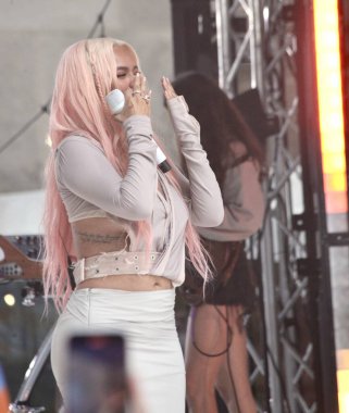 (Karol G, Today Show 'da canlı performans sergiliyor. 30 Haziran 2023, New York, ABD: Karol G, New York 'taki Rockefeller Plaza' da, meydanı ve çevresindeki tüm caddeleri dolduran birçok taraftarın katılımıyla, Cuma günkü gösteride Live performansını sergiliyor. 
