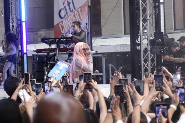 (Karol G, Today Show 'da canlı performans sergiliyor. 30 Haziran 2023, New York, ABD: Karol G, New York 'taki Rockefeller Plaza' da, meydanı ve çevresindeki tüm caddeleri dolduran birçok taraftarın katılımıyla, Cuma günkü gösteride Live performansını sergiliyor. 