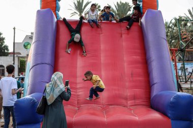 (Gazze 'deki çocuklar Kurban Bayramı' nın tadını çıkarıyorlar. 30 Haziran 2023, Gazze, Filistin: Gazze 'den Filistinli çocuklar Kurban Bayramı' nın ışığında iyi vakit geçirmek için parklara gidiyorlar.       