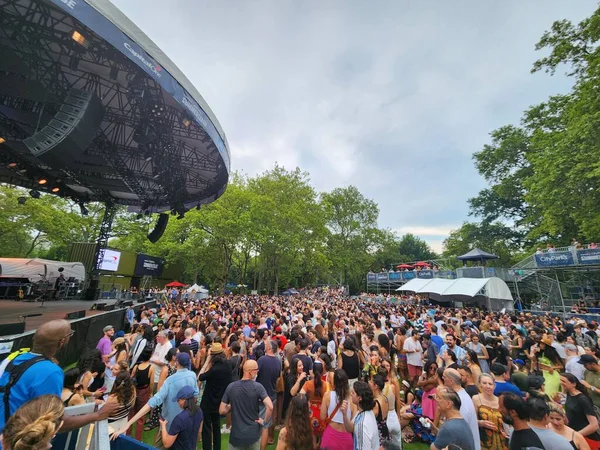 玛丽莎 蒙特在中央公园夏季舞台现场表演 2023年7月2日 美国纽约 巴西著名歌手Marisa Monte在中央公园为首演由首都城公园基金会主持的夏季舞台现场表演 — 图库照片