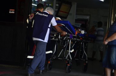 Natal (RN), Brezilya - 07 / 03 / 2023 - Sağlık / NURSES / SAMU / RN - Hemşire çalışanları mahkemenin kararını ihlal ettiler ve Natal RN 'de grevi sürdürdüler. SAMU ambulansları Pronto Socorro Clovis Sarinho 'daki koridorlardan sedyelerin boşaltılmasını bekliyor.