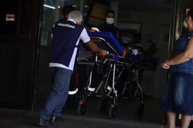 Natal (RN), Brezilya - 07 / 03 / 2023 - Sağlık / NURSES / SAMU / RN - Hemşire çalışanları mahkemenin kararını ihlal ettiler ve Natal RN 'de grevi sürdürdüler. SAMU ambulansları Pronto Socorro Clovis Sarinho 'daki koridorlardan sedyelerin boşaltılmasını bekliyor.