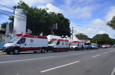 Natal (RN), Brezilya - 07 / 03 / 2023 - Sağlık / NURSES / SAMU / RN - Hemşire çalışanları mahkemenin kararını ihlal ettiler ve Natal RN 'de grevi sürdürdüler. SAMU ambulansları Pronto Socorro Clovis Sarinho 'daki koridorlardan sedyelerin boşaltılmasını bekliyor.