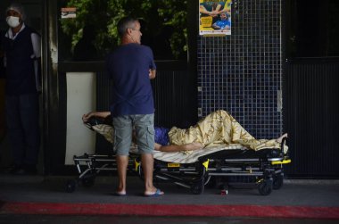 Natal (RN), Brezilya - 07 / 03 / 2023 - Sağlık / NURSES / SAMU / RN - Hemşire çalışanları mahkemenin kararını ihlal ettiler ve Natal RN 'de grevi sürdürdüler. SAMU ambulansları Pronto Socorro Clovis Sarinho 'daki koridorlardan sedyelerin boşaltılmasını bekliyor.