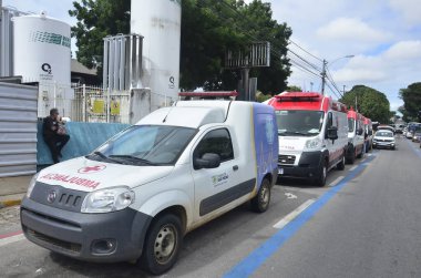 Natal (RN), Brezilya - 07 / 03 / 2023 - Sağlık / NURSES / SAMU / RN - Hemşire çalışanları mahkemenin kararını ihlal ettiler ve Natal RN 'de grevi sürdürdüler. SAMU ambulansları Pronto Socorro Clovis Sarinho 'daki koridorlardan sedyelerin boşaltılmasını bekliyor.