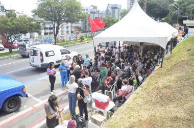 Natal (RN), Brezilya - 07 / 03 / 2023 - Sağlık / NURSES / SAMU / RN - Hemşire çalışanları mahkemenin kararını ihlal ettiler ve Natal RN 'de grevi sürdürdüler. SAMU ambulansları Pronto Socorro Clovis Sarinho 'daki koridorlardan sedyelerin boşaltılmasını bekliyor.