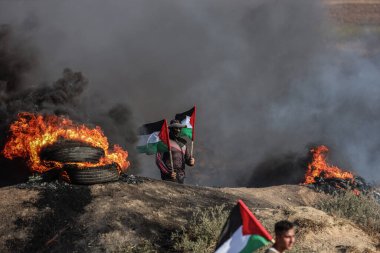 (Filistinli gençler Gazze Şeridi 'nin doğu sınırı boyunca lastik lastikleri ateşe verdiler. 3 Temmuz 2023, Gazze, Filistin: Filistinli gençler öfkelerini ifade etmek için Doğu Gazze sınırında lastik lastik lastik yakıyorlar 