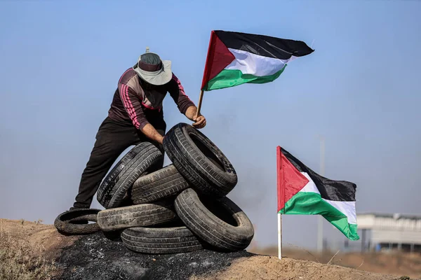 팔레스타인 젊은이들은 국경을 타이어에 질렀다 팔레스타인 2023 팔레스타인 젊은이들이 국경에서 — 스톡 사진