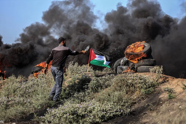 Int 巴勒斯坦青年在加沙地带东部边境放火焚烧橡胶轮胎 2023年7月3日 巴勒斯坦 巴勒斯坦青年在加沙东部边境焚烧橡胶轮胎以发泄愤怒 — 图库照片
