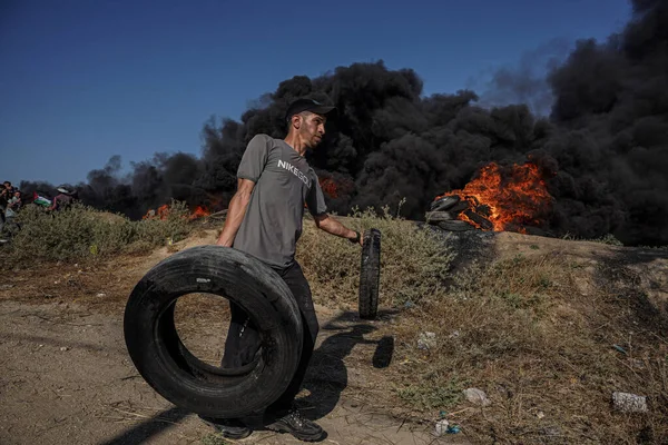 Filistinli Gençler Gazze Şeridi Nin Doğu Sınırı Boyunca Lastik Lastikleri — Stok fotoğraf