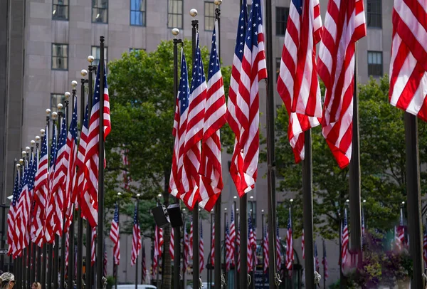 New 7月4日 独立記念日 7月3日2023年7月3日米国ニューヨーク アメリカ人が明日の独立記念日を観察するための装備として ロックフェラー プラザはアメリカの国旗を持つ愛国心の海に変身しました ストックフォト