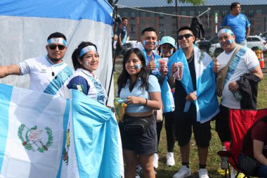 Concacaf Gold Kupası 'nda Independence Mod hayranları Guadalupe, Guatemala' ya karşı. 4 Temmuz 2023, Harrison, New Jersey, ABD: Taraftarlar Guadalupe ve Guatmala arasındaki futbol maçından önce 4 Temmuz Bağımsızlık Günü 'nü kutladılar 