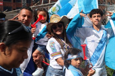Concacaf Gold Kupası 'nda Independence Mod hayranları Guadalupe, Guatemala' ya karşı. 4 Temmuz 2023, Harrison, New Jersey, ABD: Taraftarlar Guadalupe ve Guatmala arasındaki futbol maçından önce 4 Temmuz Bağımsızlık Günü 'nü kutladılar 