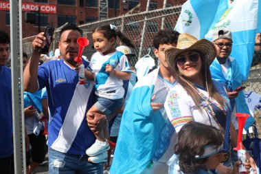 Concacaf Gold Kupası 'nda Independence Mod hayranları Guadalupe, Guatemala' ya karşı. 4 Temmuz 2023, Harrison, New Jersey, ABD: Taraftarlar Guadalupe ve Guatmala arasındaki futbol maçından önce 4 Temmuz Bağımsızlık Günü 'nü kutladılar 