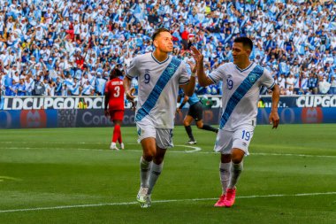 (Concacaf Gold Cup: Guadeloupe ve Guatemala arasında oynanan futbol maçı. 4 Temmuz 2023, Harison, New Jersey, ABD: Guatemala 'dan Rubio Mendez, Guadeloupe' a karşı attığı ilk golü Concacaf Gold Cup 'ın 3. turu için geçerli olan maçta kutluyor.