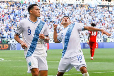 (Concacaf Gold Cup: Guadeloupe ve Guatemala arasında oynanan futbol maçı. 4 Temmuz 2023, Harison, New Jersey, ABD: Guatemala 'dan Rubio Mendez, Guadeloupe' a karşı attığı ilk golü Concacaf Gold Cup 'ın 3. turu için geçerli olan maçta kutluyor.