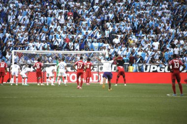 (Concacaf Gold Cup: Guadalupe, Guatemala 'ya karşı. 4 Temmuz 2023, Harrison, New Jersey, ABD: Ange-Freddy Plumain Guadalupe 'nin Guatemala' ya karşı oynadığı futbol maçında Concacaf Gold Cup 'ın 3. raundunda geçerli olan ikinci golünü attı.