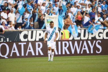 (Concacaf Gold Cup: Guadeloupe ve Guatemala arasında oynanan futbol maçı. 4 Temmuz 2023, Harison, New Jersey, ABD: Carlos Mejia, Guatemala 'dan, Guadalupe' ye karşı olan golünü kutluyor, ve Guatemala 'nın bir sonraki aşamaya geçmesini kutluyor.