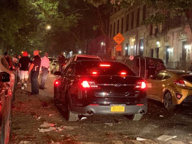 (4 Temmuz Bağımsızlık Havai fişekleri Kutlamaları sırasında polisle New Yorklular arasındaki çatışma. 4 Temmuz 2023, New York, ABD: NYPD 4 Temmuz Bağımsızlığı anısına New Yorkluları sıkıştırdı