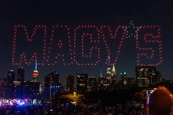 纽约市庆祝独立日 2023年7月4日 美国纽约 在梅西7月4日的年度烟火展览之前 无人驾驶飞机在长岛甘特尔州广场公园的曼哈顿天际线上表演了一场灯光表演 — 图库照片