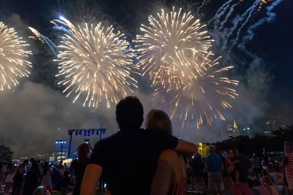 ニューヨーク市は独立記念日を祝う 2023年7月4日ニューヨーク アメリカ 毎年7月4日のメイシーの花火大会では 東の川の上で花火が爆発する様子を見ることができます — ストック写真