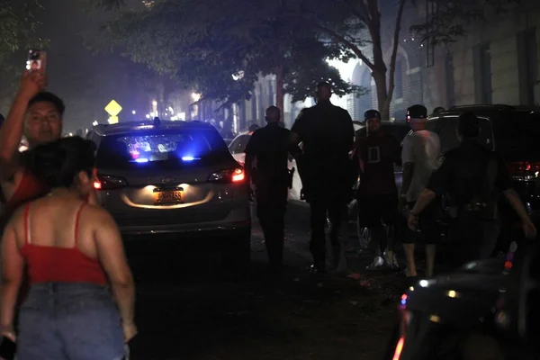 New 7月4日の独立花火大会中に警察とニューヨークの間で衝突しました 2023年7月4日 ニューヨーク市 ニューヨーク市警は7月4日の独立を記念してニューヨークに集結した — ストック写真