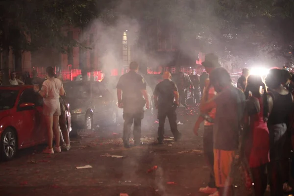 Temmuz Bağımsızlık Havai Fişekleri Kutlamaları Sırasında Polisle New Yorklular Arasındaki — Stok fotoğraf