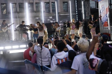 (Twice, Rockefeller Plaza 'daki Today Show' da canlı performans sergiledi. 5 Haziran 2023, New York, ABD: Sansasyonel K-pop grubu, bu sabah NBC 'deki ünlü Today Show' da sahneyi şereflendirdi.. 