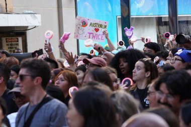 (Twice, Rockefeller Plaza 'daki Today Show' da canlı performans sergiledi. 5 Haziran 2023, New York, ABD: Sansasyonel K-pop grubu, bu sabah NBC 'deki ünlü Today Show' da sahneyi şereflendirdi.. 