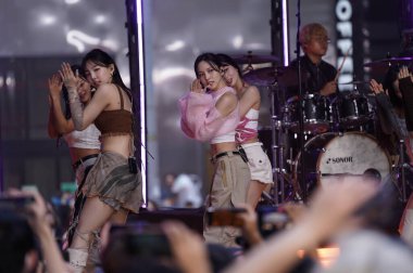 (Twice, Rockefeller Plaza 'daki Today Show' da canlı performans sergiledi. 5 Haziran 2023, New York, ABD: Sansasyonel K-pop grubu, bu sabah NBC 'deki ünlü Today Show' da sahneyi şereflendirdi.. 