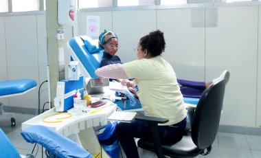 Rio de Janeiro (RJ), 05 / 07 / 2023 - DOACAO / BLOOD / EMORIO / RJ - Ludmilla hayranları gösteriye bilet karşılığında kan bağışlamak için sıraya girdiler. Hemorio bu çarşamba sabahından iki kat daha fazla gönüllü aldı..