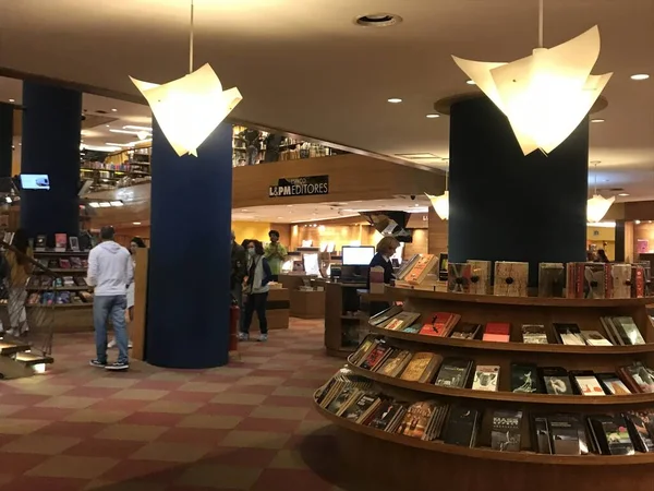 圣保罗 2023年6月7日 本周四下午恢复了图书销售 咖啡店和餐馆从星期五起就已经开始营业了 — 图库照片