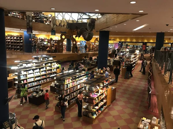 サンパウロ 2023年7月6日 Bookshop Culture Conjunto Nacional 今週木曜日の午後に本の販売が再開されました 金曜日からカフェやレストランが営業していました — ストック写真