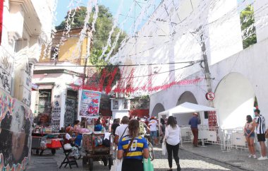 RIO DE JANEIRO, Brezilya - 07 / 07 / 2023 - ZE PILINTRA Günü - İmajının olduğu yer olan Lapa, Rio de Janeiro 'da Ze Pilintra Günü. Ze Pilintra, Umbanda 'daki namussuzlar çizgisinin bir parçası olan ruhani bir rehberdir.