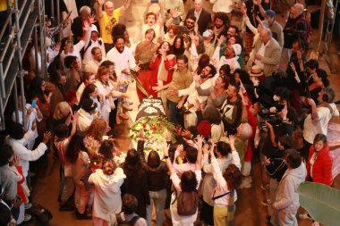 Sao Paulo, Brezilya - 07 / 07 / 2023 - VELORIO / ZE CELSO / SP - Hayranları ve arkadaşları, bu Cuma sabahı Sao Paulo şehir merkezinde onun tarafından kurulan Teatro Oficina 'da oyun yazarı, aktör ve yönetmen Jose Celso Martinez Correa' nın uyanışına katıldılar.